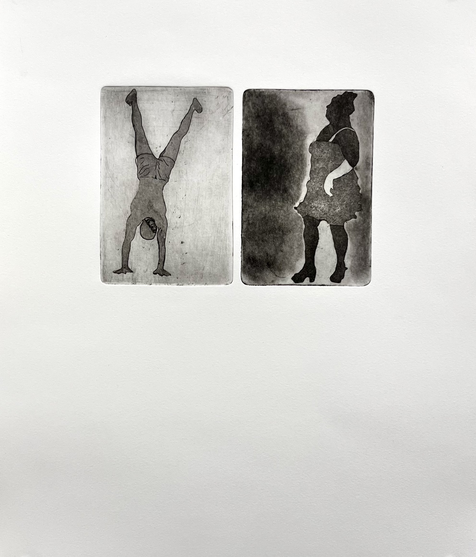 Díptico com dois corpos em poses contrastantes