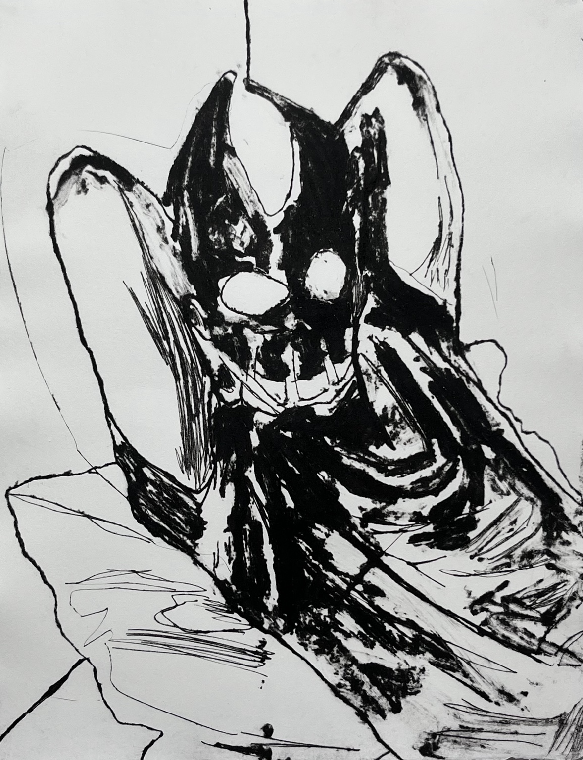 Figura reclinada com máscara animal