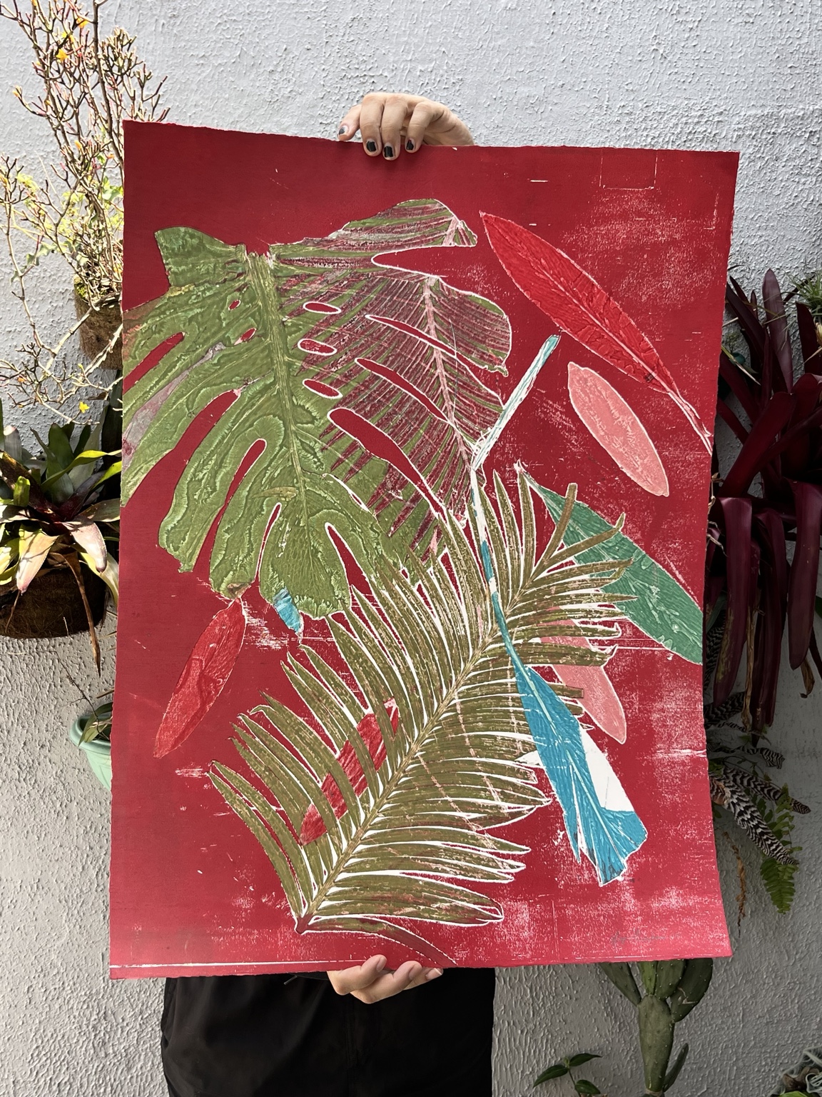 Folhas verdes sobre fundo vermelho